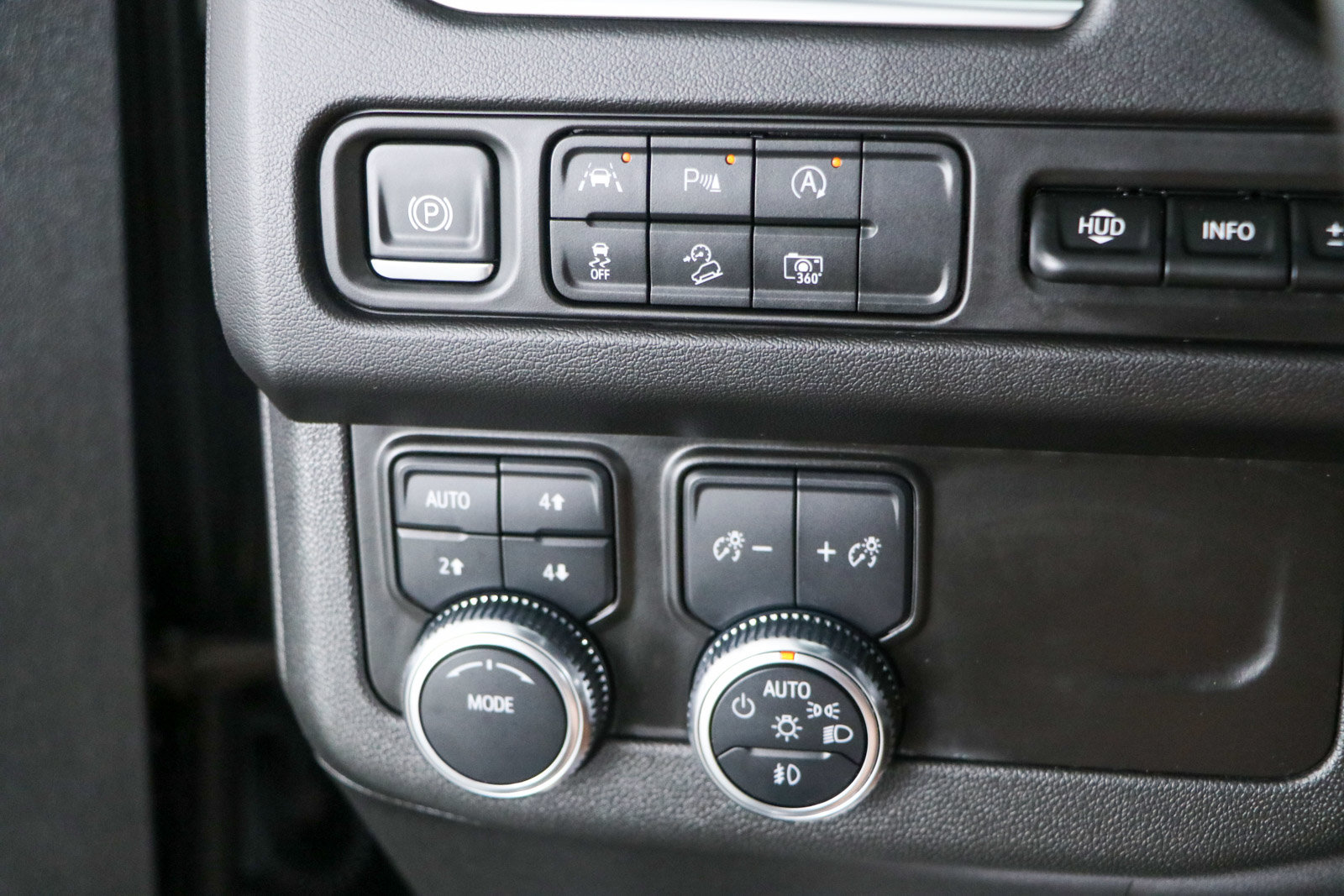 Used 2024 GMC Yukon AT4 w/ Technology Package AWD/4WD image 24