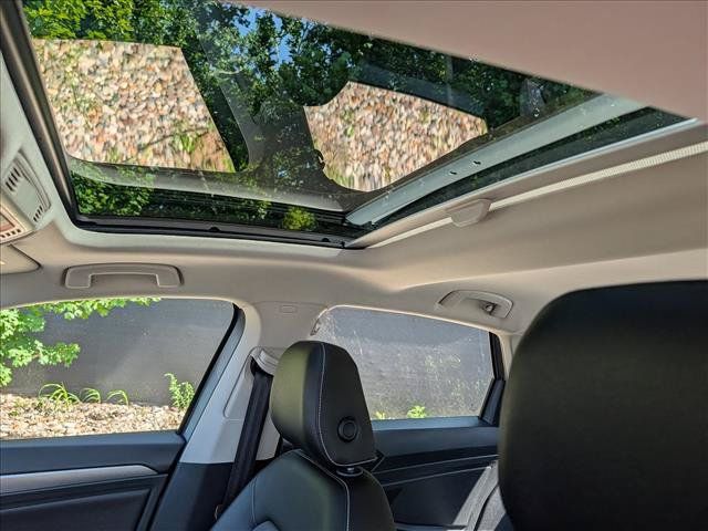 Certified 2023 Volkswagen Jetta SE w/ Panoramic Sunroof Package FWD image 30