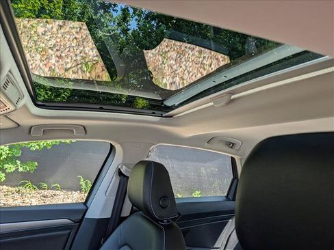 Certified 2023 Volkswagen Jetta SE w/ Panoramic Sunroof Package FWD image 30