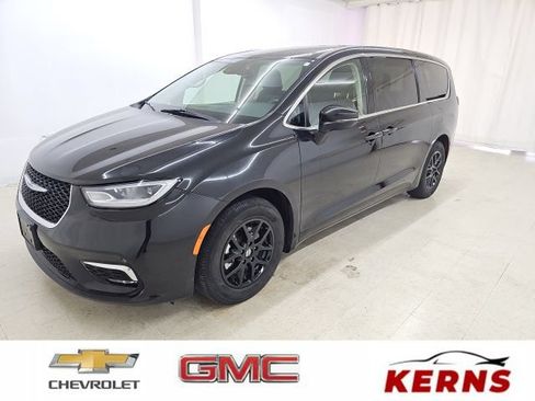 Used 2023 Chrysler Pacifica Touring-L FWD image 1