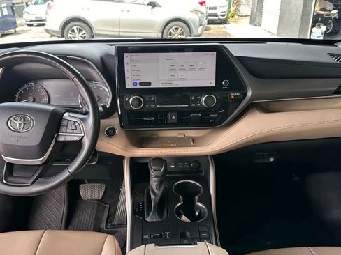Used 2023 Toyota Highlander XLE image 15