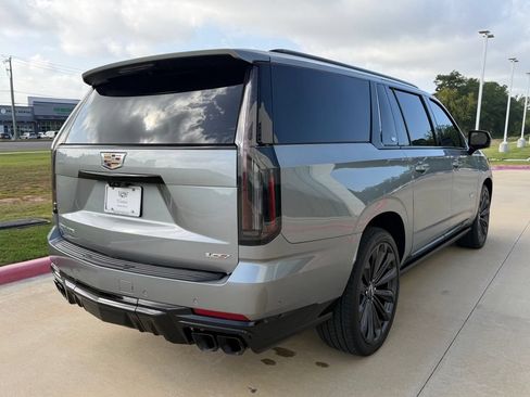 Used 2025 Cadillac Escalade ESV V AWD/4WD image 5
