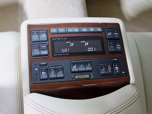 Used 2013 Lexus LS 460 AWD w/ Ultra Luxury Pkg image 24