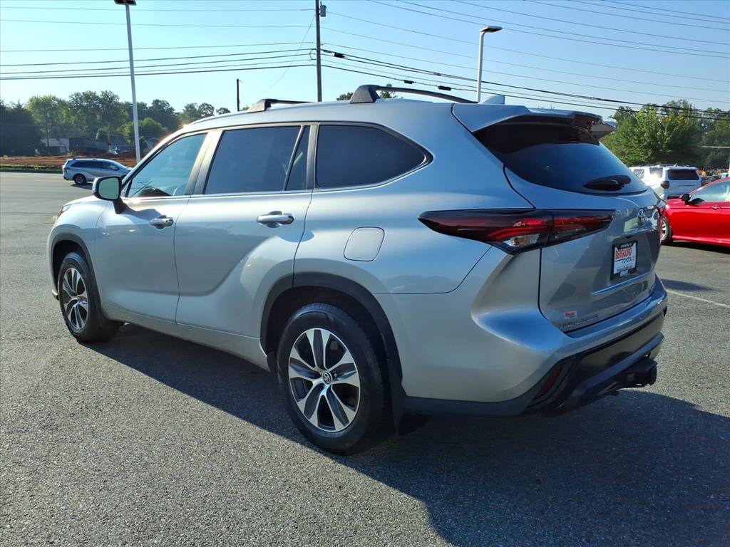 Used 2024 Toyota Highlander XLE AWD/4WD image 12