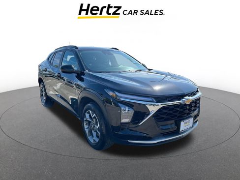 Used 2025 Chevrolet Trax LT image 1