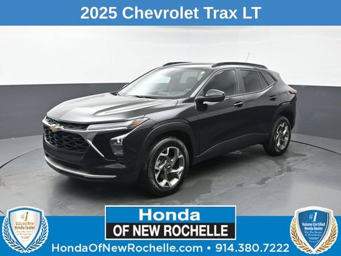 Used 2025 Chevrolet Trax LT FWD image 1