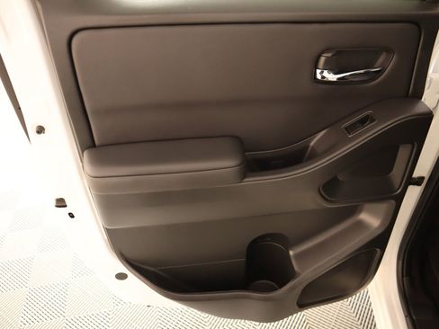 Used 2024 Nissan Frontier SV w/ SV Convenience Package image 16