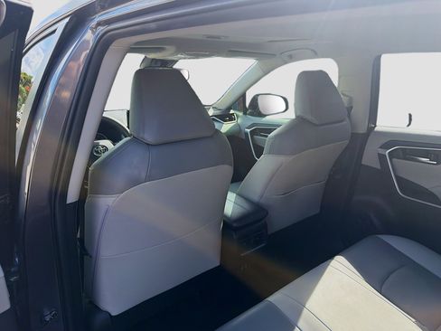 Used 2019 Toyota RAV4 XLE Premium FWD image 25