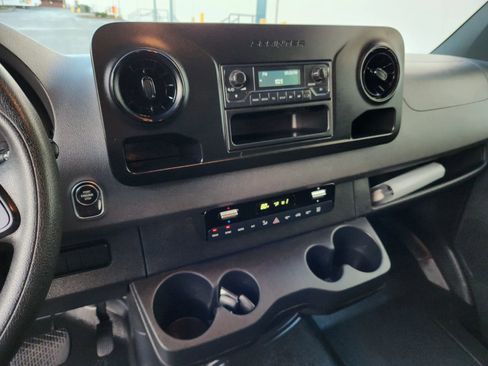 Used 2022 Mercedes-Benz Sprinter 2500 image 11