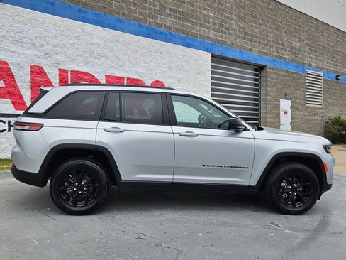 Used 2024 Jeep Grand Cherokee Altitude image 8