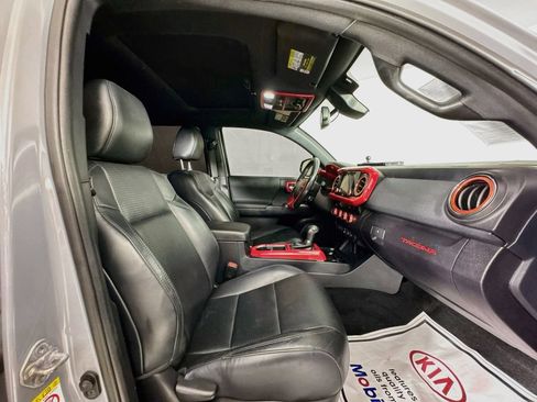 Used 2018 Toyota Tacoma TRD Off-Road AWD/4WD image 28