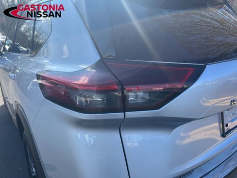Used 2021 Nissan Rogue SV image 11