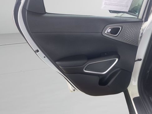 Used 2025 Kia Soul LX w/ LX Technology Package FWD image 9