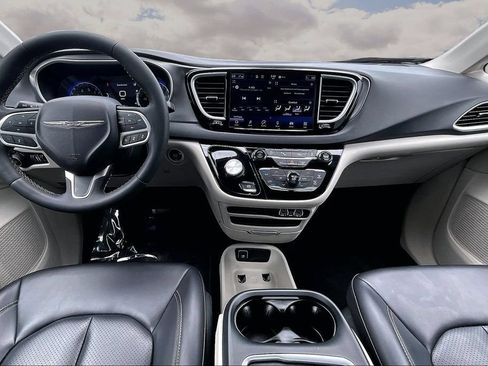 Used 2024 Chrysler Pacifica Touring-L FWD image 7