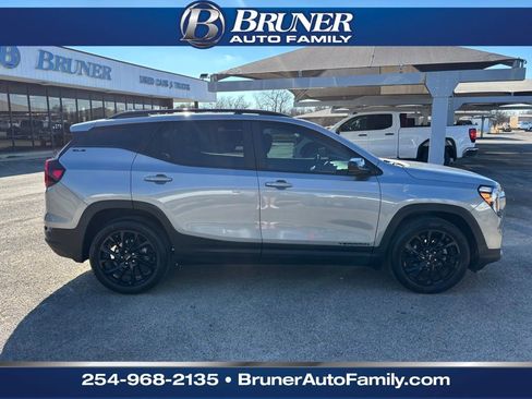 Used 2024 GMC Terrain SLE w/ Driver Convenience Package image 4