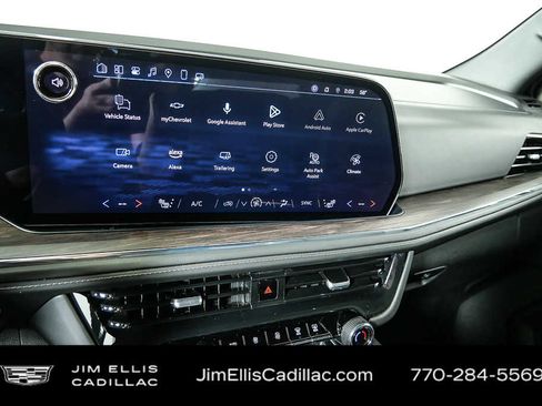 Used 2025 Chevrolet Suburban LT image 12