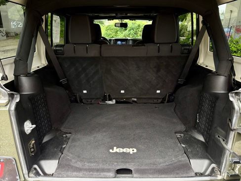Used 2015 Jeep Wrangler Unlimited Sahara w/ Connectivity Group AWD/4WD image 29