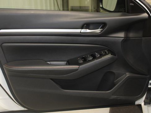 Used 2024 Nissan Altima 2.5 SR w/ SR Premium Package image 9