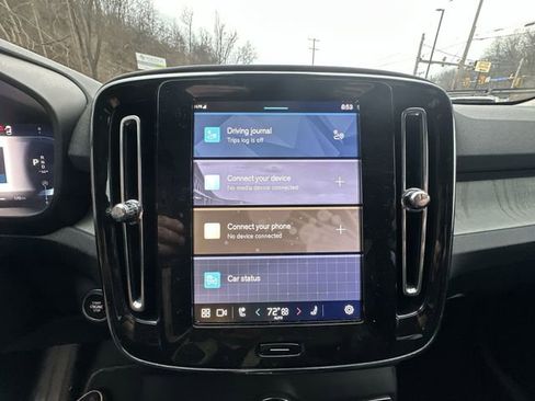 Used 2025 Volvo XC40 B5 Plus image 23