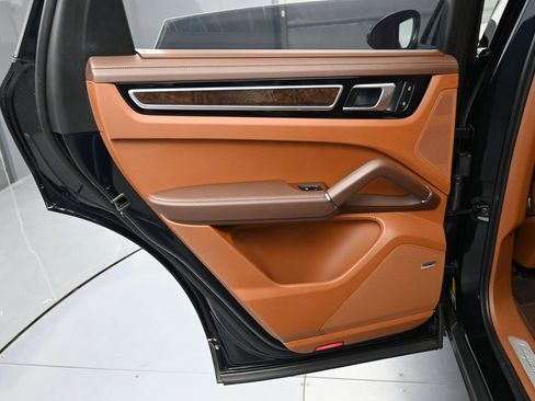 Certified 2023 Porsche Cayenne Platinum Edition AWD/4WD image 23