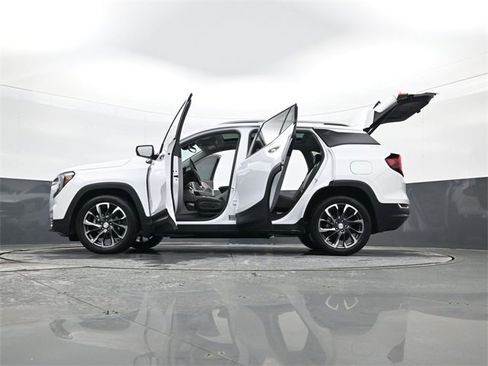 Used 2024 GMC Terrain SLT image 34