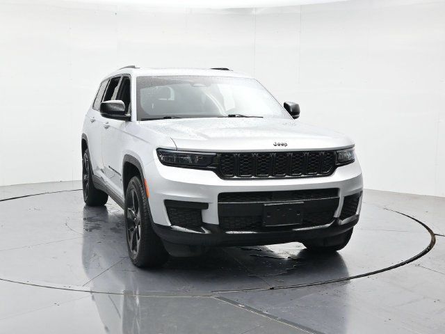 Used 2023 Jeep Grand Cherokee L Altitude AWD/4WD image 5