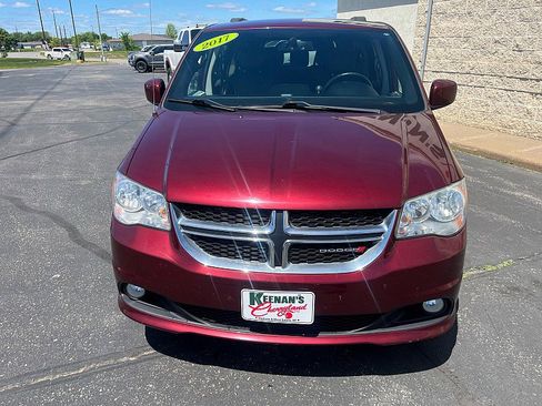 Used 2017 Dodge Grand Caravan SXT FWD image 3