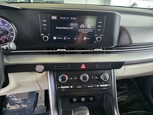 Used 2022 Kia Carnival LX FWD image 29