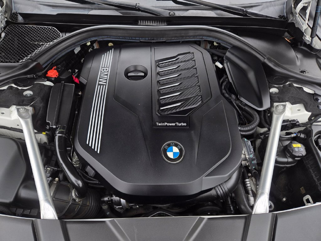 Used 2021 BMW 740i w/ M Sport Package RWD image 42