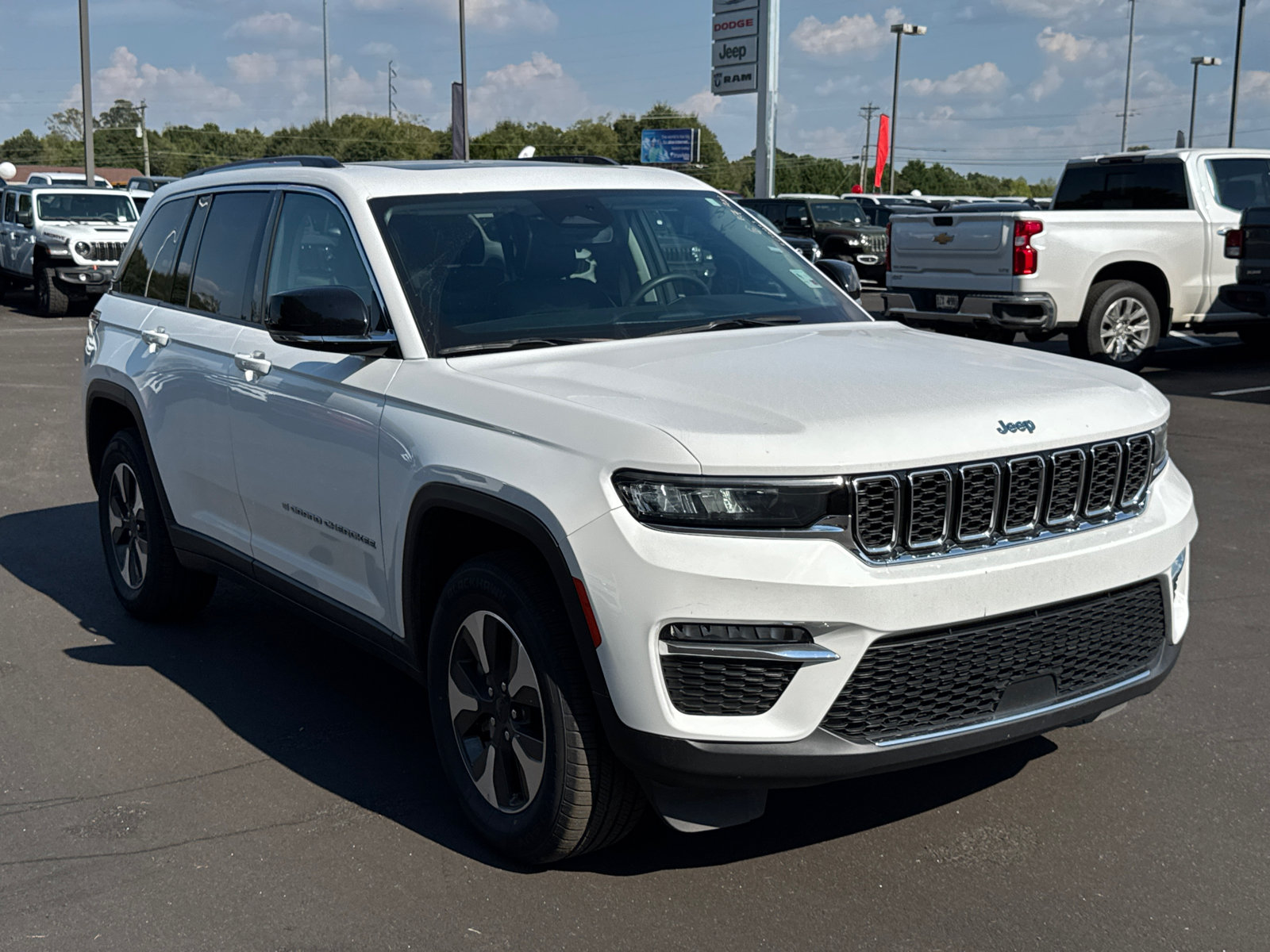 Used 2024 Jeep Grand Cherokee Limited 4xe AWD/4WD image 3