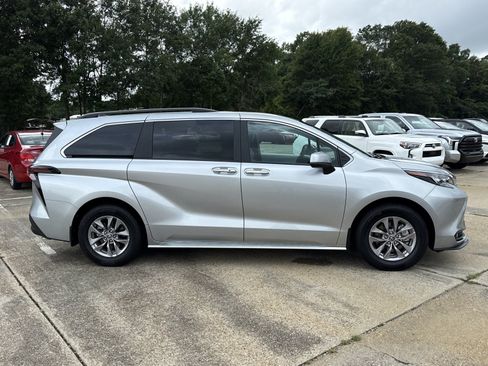 Used 2025 Toyota Sienna XLE FWD image 2