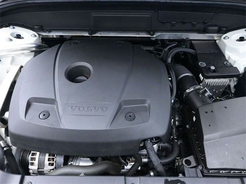 Used 2018 Volvo XC60 T5 Momentum w/ Vision Package image 31