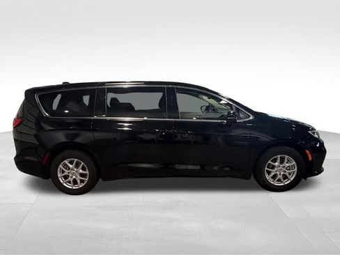 Used 2024 Chrysler Pacifica Touring-L FWD image 8