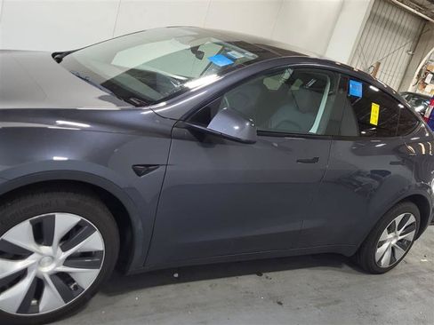 Used 2023 Tesla Model Y Long Range AWD/4WD image 3