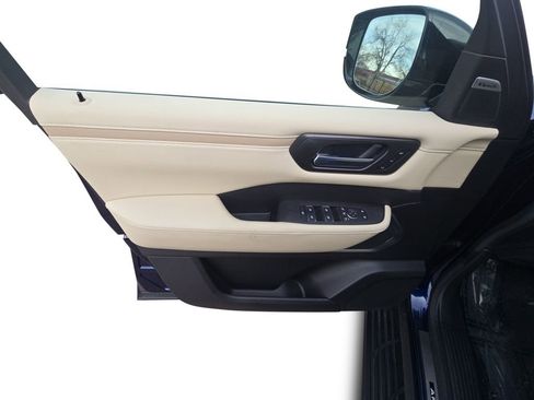 Used 2025 Nissan Armada Platinum image 25