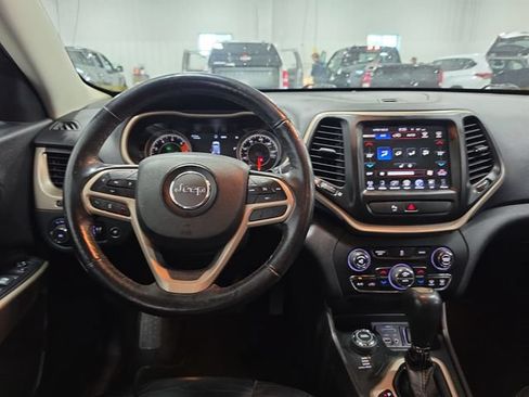 Used 2018 Jeep Cherokee Limited AWD/4WD image 5