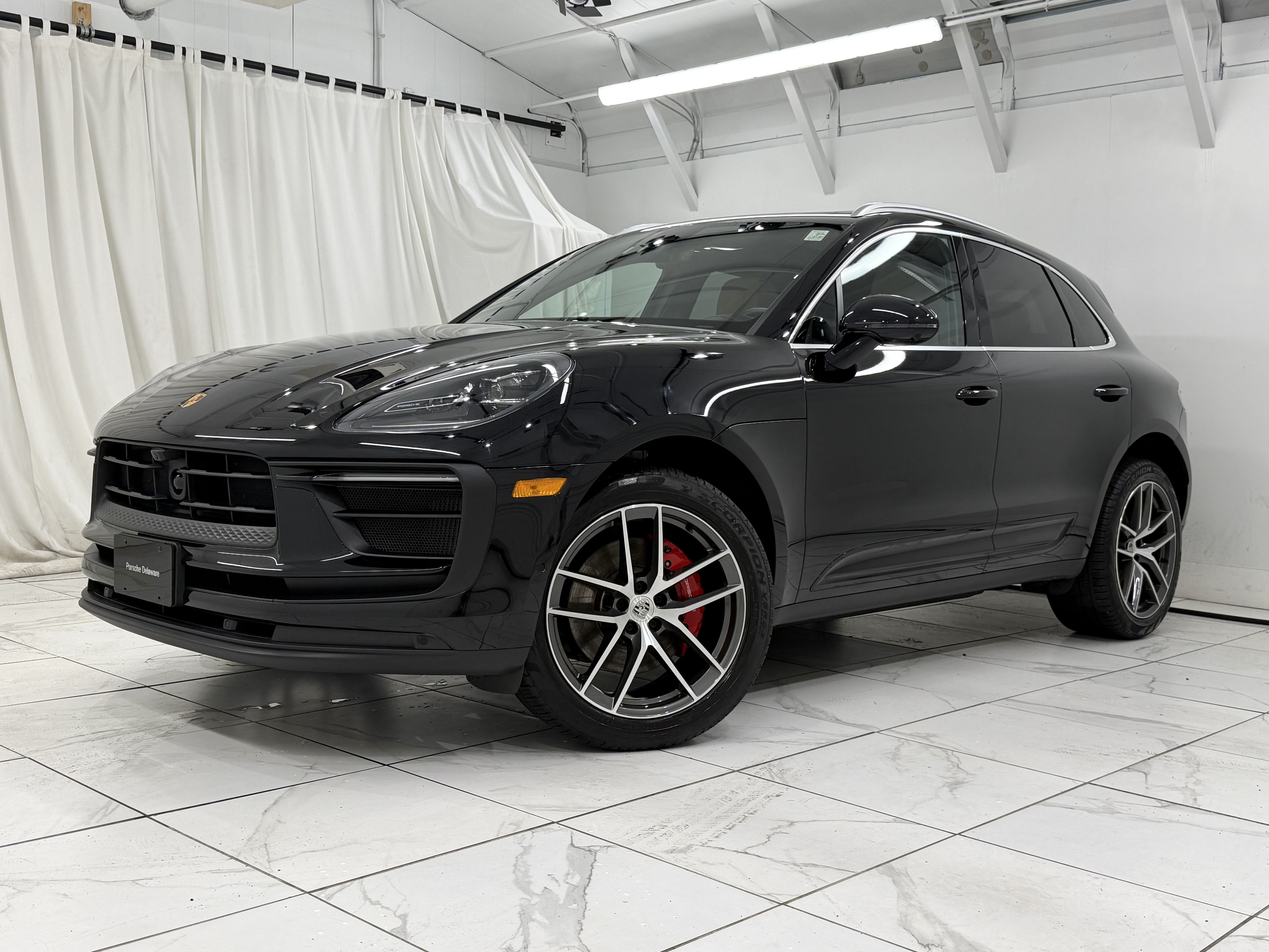 Certified 2023 Porsche Macan S AWD/4WD image 1