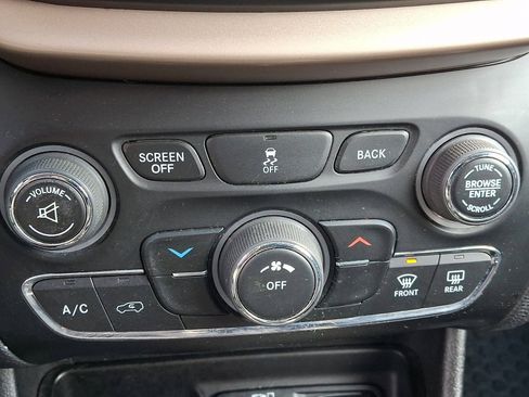 Used 2018 Jeep Cherokee Latitude w/ Cold Weather Group image 15