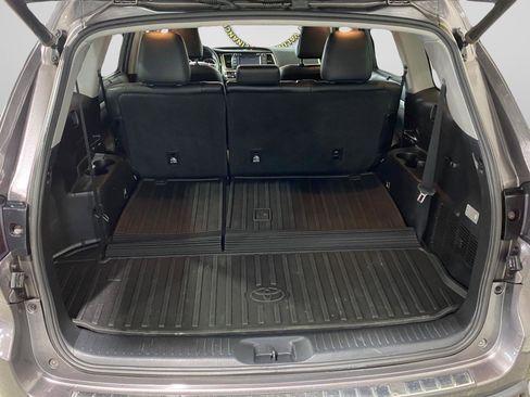 Used 2019 Toyota Highlander XLE AWD/4WD image 11