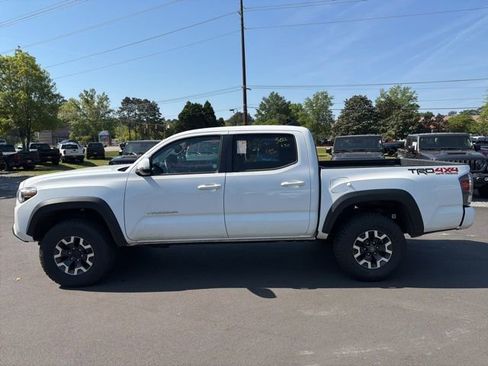 Used 2023 Toyota Tacoma TRD Off-Road w/ Technology Package AWD/4WD image 6