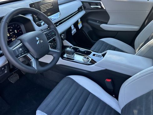 New 2025 Mitsubishi Outlander SE image 11