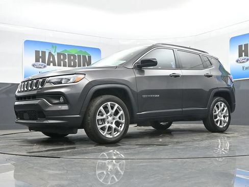 Used 2023 Jeep Compass Latitude AWD/4WD image 19