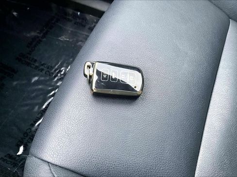 Used 2018 Toyota RAV4 SE image 14