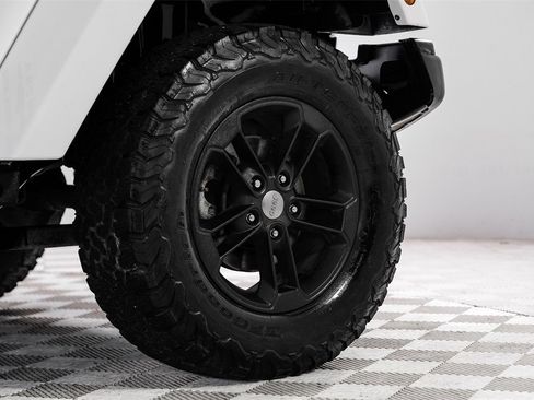 Used 2017 Jeep Wrangler Sahara image 43