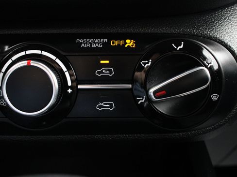 Used 2025 Kia Soul LX FWD image 37