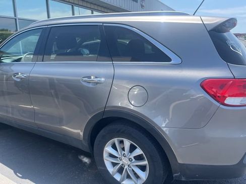 Used 2017 Kia Sorento FWD image 11