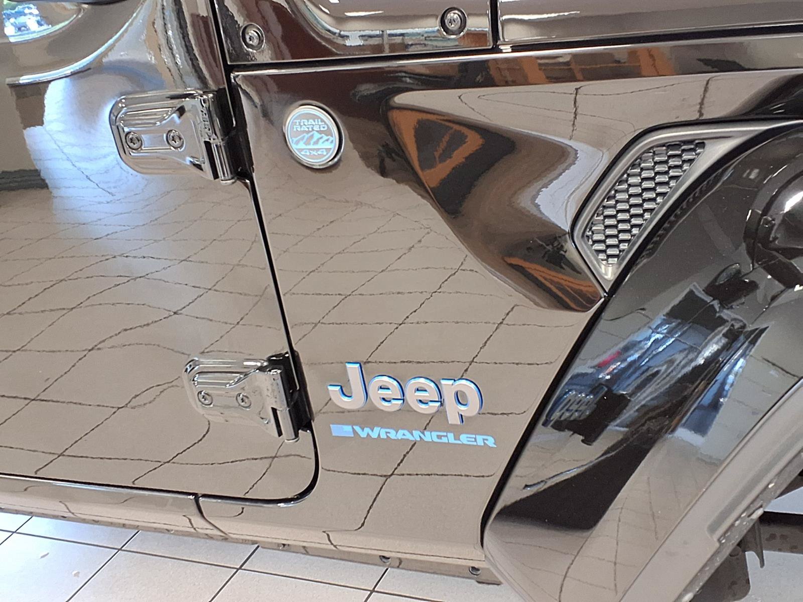 Used 2025 Jeep Wrangler Unlimited Sahara w/ Safety Group AWD/4WD image 9