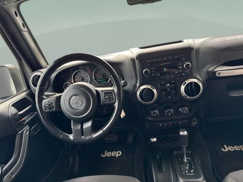 Used 2018 Jeep Wrangler Unlimited Sahara w/ Connectivity Group AWD/4WD image 27