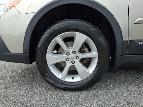 Used 2014 Subaru Outback 2.5i Premium AWD/4WD image 9