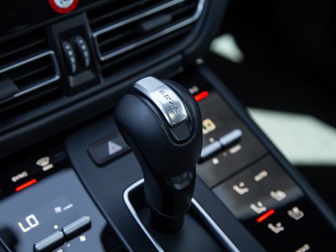 Used 2025 Porsche Macan AWD/4WD image 22